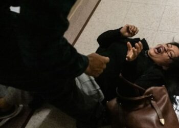 Video | Reconocida actriz reacciona a agresión del ICE contra migrante ecuatoriana