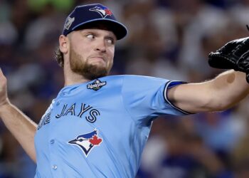 Yesavage impuso marca de ponches y acercó a los Azulejos al título