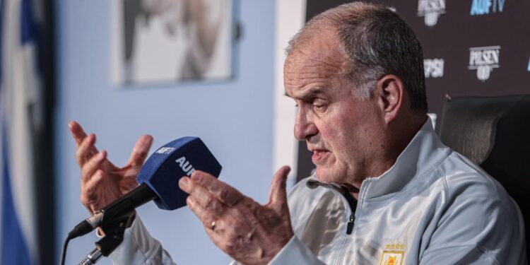 Bielsa "tiene la misma fuerza de siempre" para dirigir a Uruguay en el Mundial