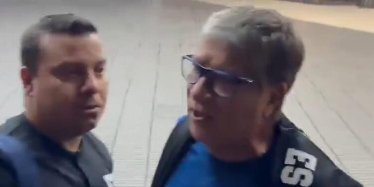 'Bolillo' Gómez se encaró con aficionado de El Salvador tras eliminación del Mundial