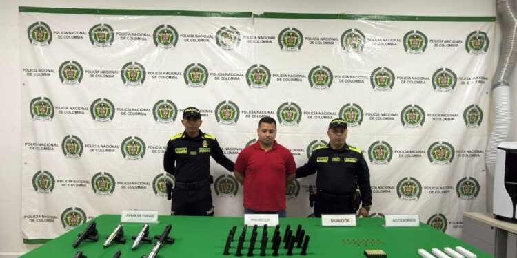 Cae en Santa Marta hombre con siete armas de fuego y municiones tras operativo policial