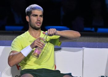 Carlos Alcaraz no jugará la Copa Davis por edema en el isquiotibial derecho