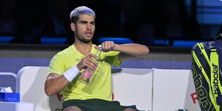Carlos Alcaraz no jugará la Copa Davis por edema en el isquiotibial derecho