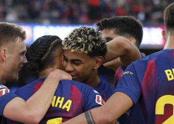 Con Raphinha figura, Barcelona venció al Alavés y es líder parcial de LaLiga