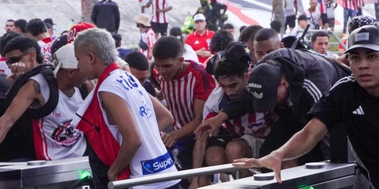 Desadaptados se volaron los torniquetes para ingresar al partido Junior