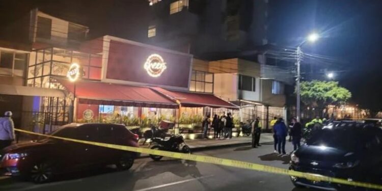 Estudiante de medicina fue asesinado por su padre, un excoronel, en una pizzería durante la noche de Halloween