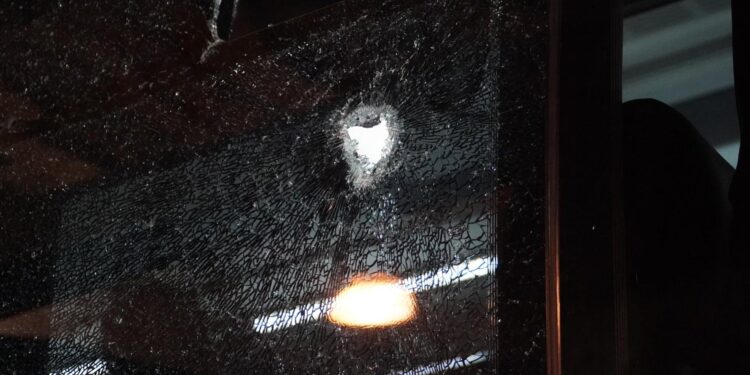 Hinchas de Nacional apedrean bus que transportaba a Junior al estadio de Itagüí