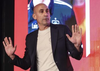 Luis Rubiales, atacado en presentación de su libro en Madrid: intentó defenderse
