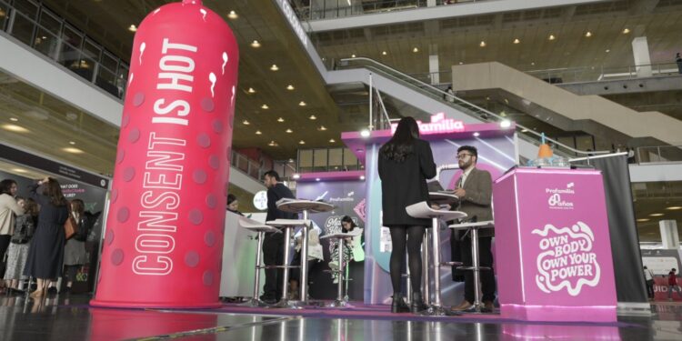 Más de 600 jóvenes se reúnen en Bogotá para hablar de sexo de la mano de un condón gigante