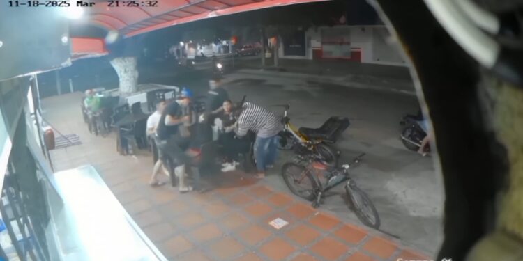 Ocho delincuentes motorizados asaltan negocio de comidas rápidas en La Sierrita: cámaras de seguridad captaron el violento atraco