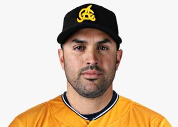 'Pipe' Urueta seguirá como coach de banca de los Rangers de Texas