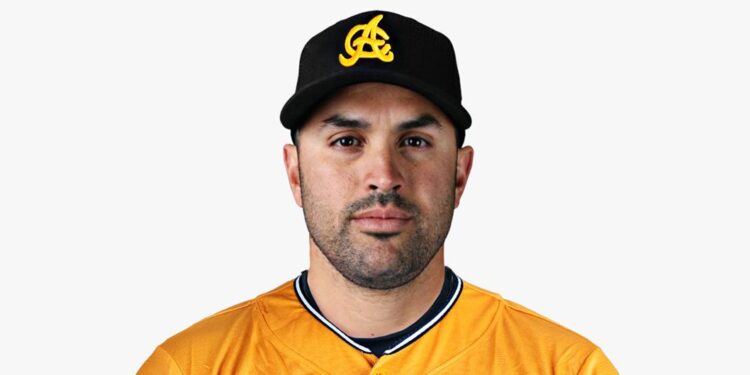 'Pipe' Urueta seguirá como coach de banca de los Rangers de Texas