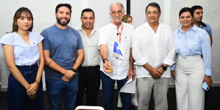 Salinas del Rey exhibe su Bandera Azul ante el turismo nacional