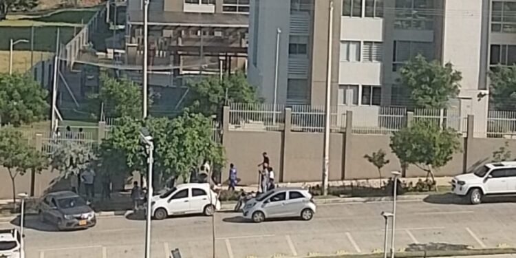 Un hombre resultó herido en ataque sicarial frente a conjunto residencial en Ciudad Mallorquín