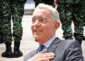 Cambio total para unos militares en Colombia: Álvaro Uribe Vélez propone salvación por situación que los golpea tras 40 años