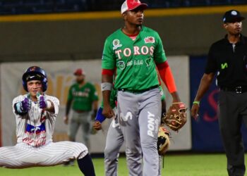 Con ofensiva implacable y un abridor impecable, Caimanes apabulló a Toros