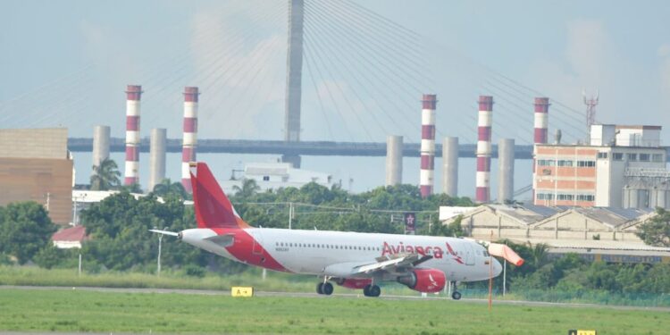Desde el Aeropuerto Ernesto Cortissoz, usuarios manifiestan su inconformismo por reprogramación de vuelos de Avianca este sábado