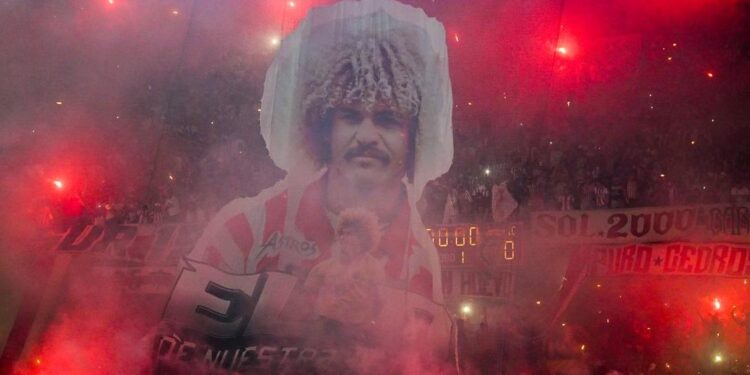 El 'Pibe' Valderrama, agradecido y emocionado por homenaje de la hinchada del Junior