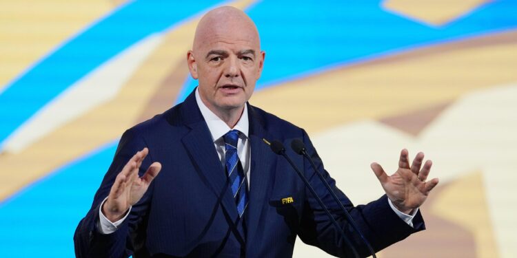 FIFA planea revisar en el Mundial con el VAR tiros de esquina y segundas amarillas