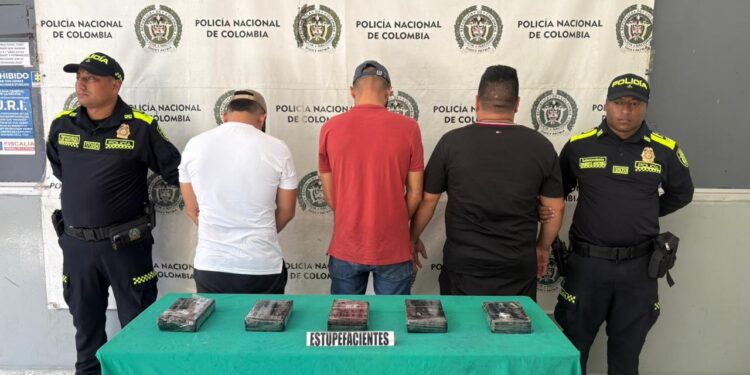 Golpe al narcotráfico en el Atlántico: tres capturados con más de cinco kilos de cocaína