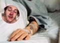 Influencer fitness genera alerta tras accidente que lo llevó a urgencias