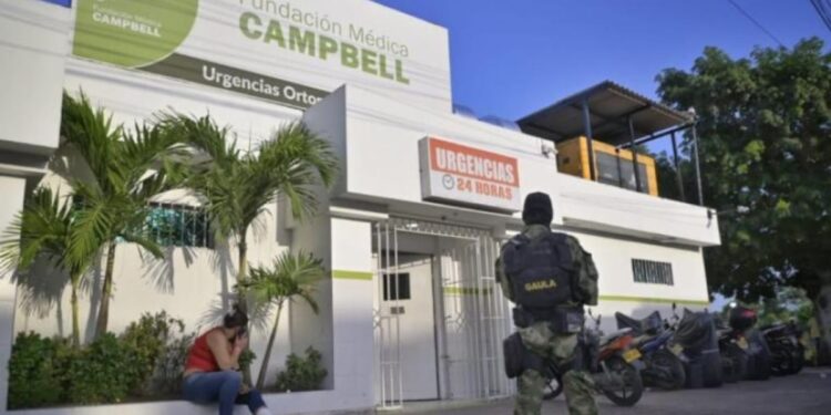 Joven fue asesinado a bala mientras cenaba en un puesto de comidas rápidas