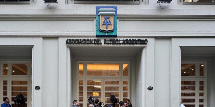 Justicia argentina ordenó registros en la AFA y a 17 clubes por presunto lavado de dinero