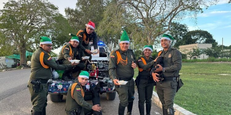 La Policía Nacional organiza una cena de Navidad para más de 200 perros abandonados en el Atlántico