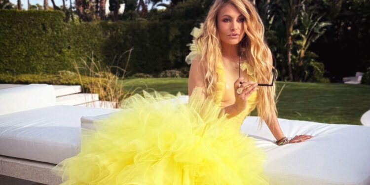 Paulina Rubio afrontaría crisis financiera tras desalojo de su casa