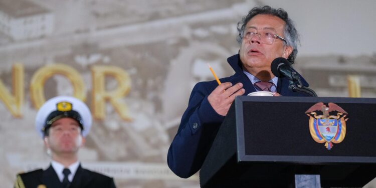 Petro expidió decreto para descalificar y levantar reserva de los documentos del DAS