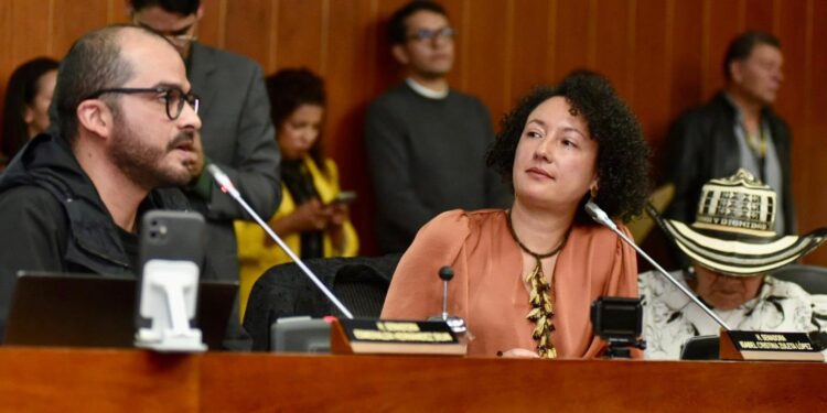 Revelan chats de la senadora Isabel Zuleta abogando en favor de líderes criminales