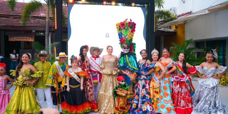 Reyes del Carnaval de los Niños 2026 reciben su decreto e izan la bandera del Carnaval para los más pequeños