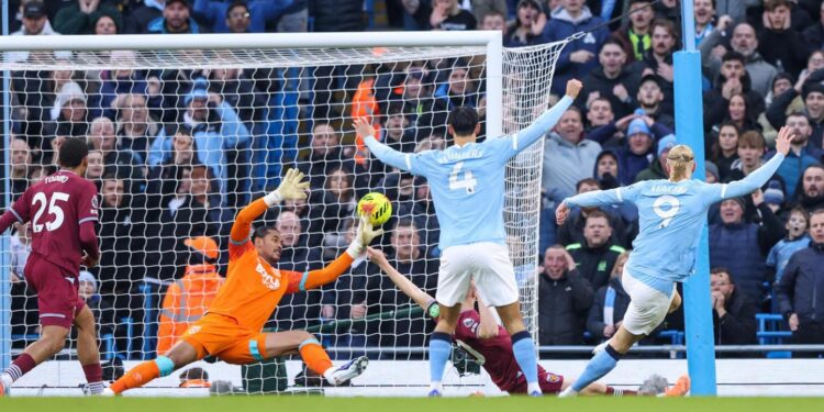 Un doblete de Haaland pone al Manchester City en la lucha por la Premier