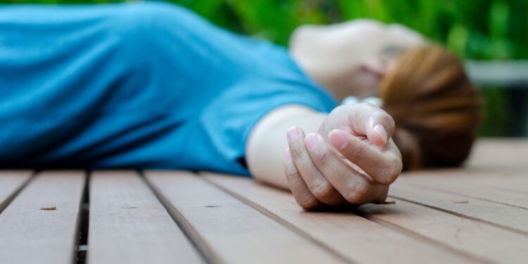 Video | Periodista se desmaya en la previa de un partido de fútbol