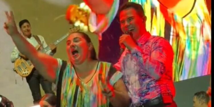 Video | Se descubre infidelidad en pleno concierto de Jhonny Rivera