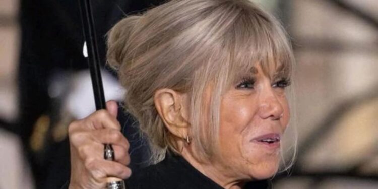 Video | “Sucias estúpidas”: primera dama de Francia contra grupo de feministas