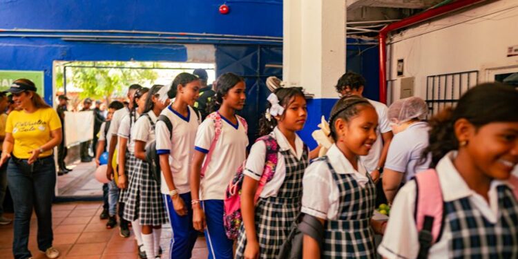 Regreso a clases en Soledad: 50 mil estudiantes inician con PAE y transporte gratuito para Isla Cabica