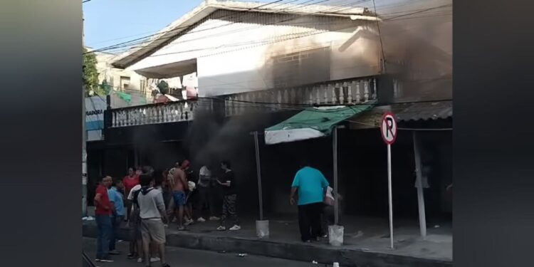 Alarma por incendio en local comercial del centro de Barranquilla