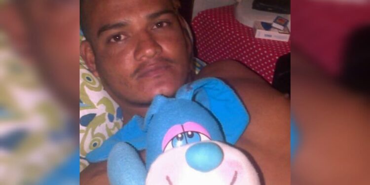 Cadáver hallado en trocha de Mundo Feliz: víctima tenía ocho impactos de bala y un cartel junto al cuerpo