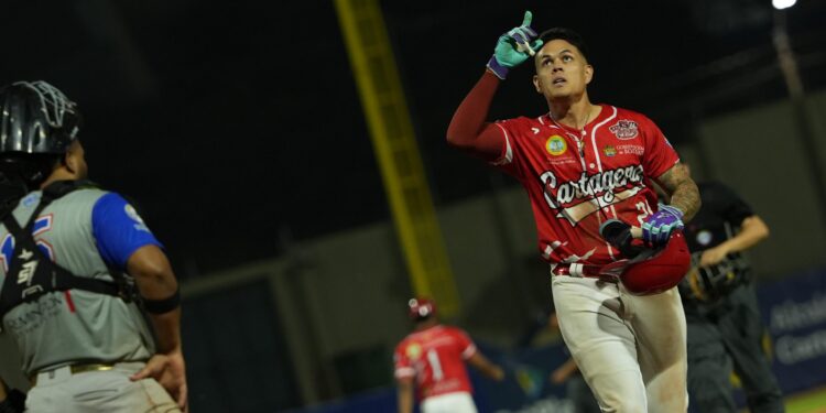 Caimanes, dominado y blanqueado por un imponente Julio Teherán