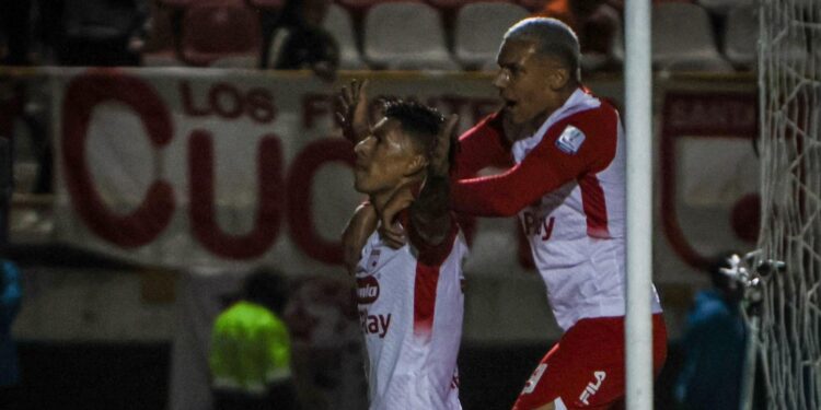 Con un gol de cabeza de Emanuel Olivera, Santa Fe venció 1-0 al Boyacá Chicó