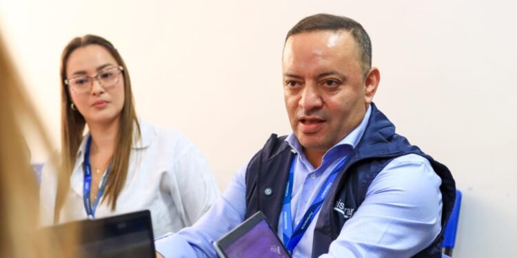 Denuncian que Famisanar contrata bachilleres y enfermeras con salarios de entre $38 y $40 millones