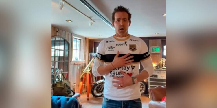El actor Ryan Reynolds estrenó la nueva camiseta del Inter de Bogotá, del cual es inversor