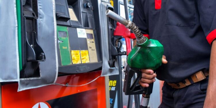 El precio de la gasolina en Colombia podría bajar $3 mil, dice experto