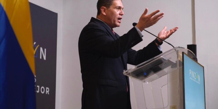 “Es una vergüenza que Petro vaya a Washington a abogar por un criminal": Pinzón