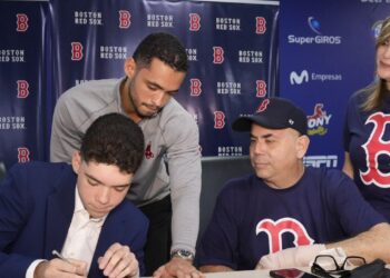Harry Canedo al firmar con Boston Red Sox