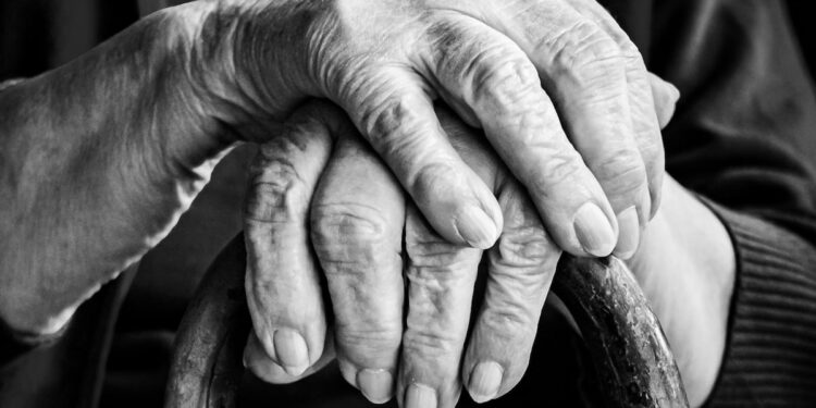 Hijos adultos deben responder económicamente por sus padres bajo algunos escenarios: Corte Suprema los explica