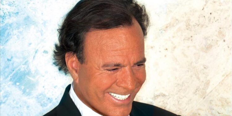 Julio Iglesias en el ojo del huracán tras denuncias sobre acoso sexual ¿qué pasó?