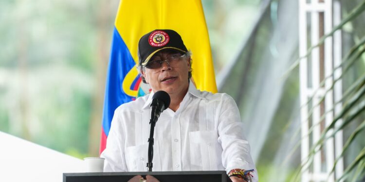 “Los trabajadores no son esclavos”: Petro propone ley para hacer obligatorio el salario mínimo vital y familiar