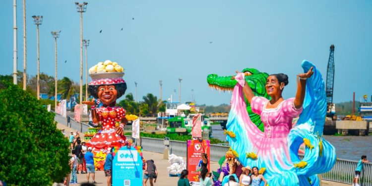 Macrofiguras del Carnaval rinden homenaje a los 525 años del Río Magdalena en el Malecón del Río y Rebolo